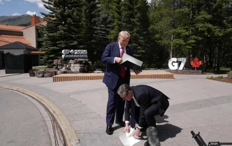 又是一幅“世界名画”，领导跟下属即视感！
英国首相斯塔默给美国总统特朗普“下跪”