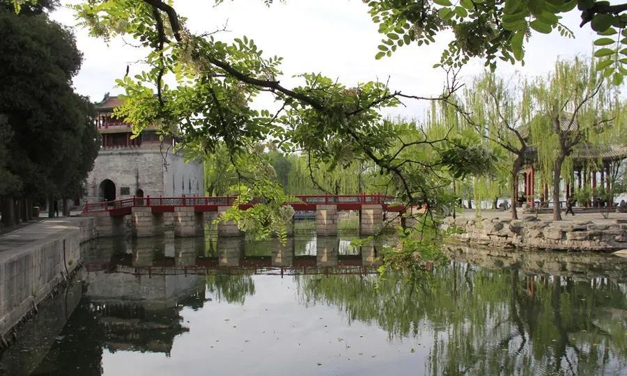 畅春园曾被称作五园之首，康熙二十九年（1690）建成。取名畅春园，意为：“四时皆