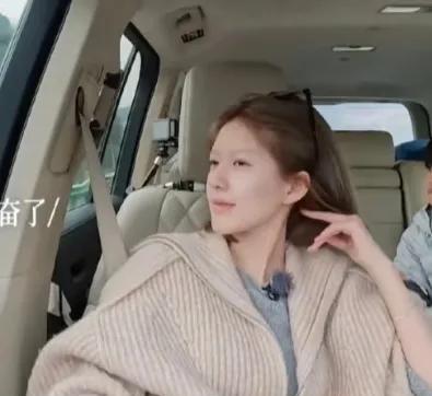 赵露思这样系安全带是不是不对？难道不是该放在肩膀上么？还是我孤陋寡闻了？
虽然赵