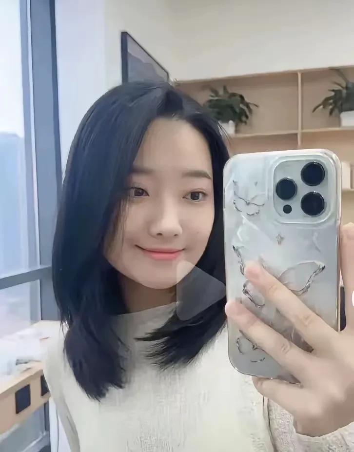 好不幸啊
这么漂亮的美女
在三亚因蛇咬离世
本来一小时后就去了医院
因为医院说不