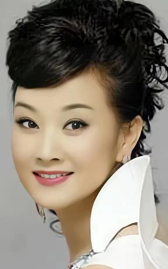 这个美女挺好看
能猜出来是谁吗
好久不出现在娱乐节目中了
长的真俊俏
声音还甜