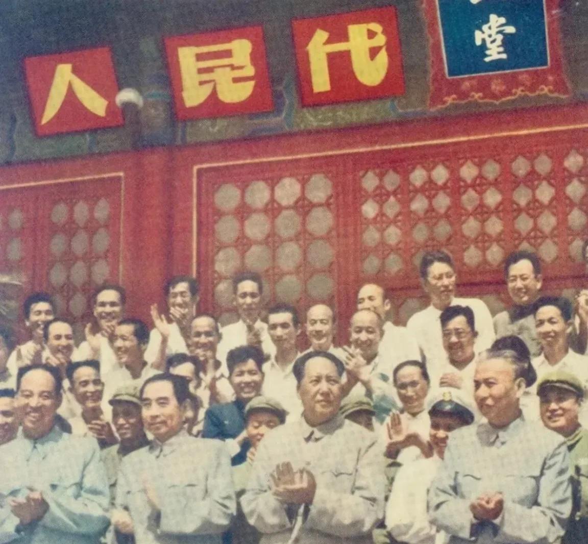 1954年8月21日北京市第一届人民代表大会第一次会议上，毛主席与周总理、刘少奇
