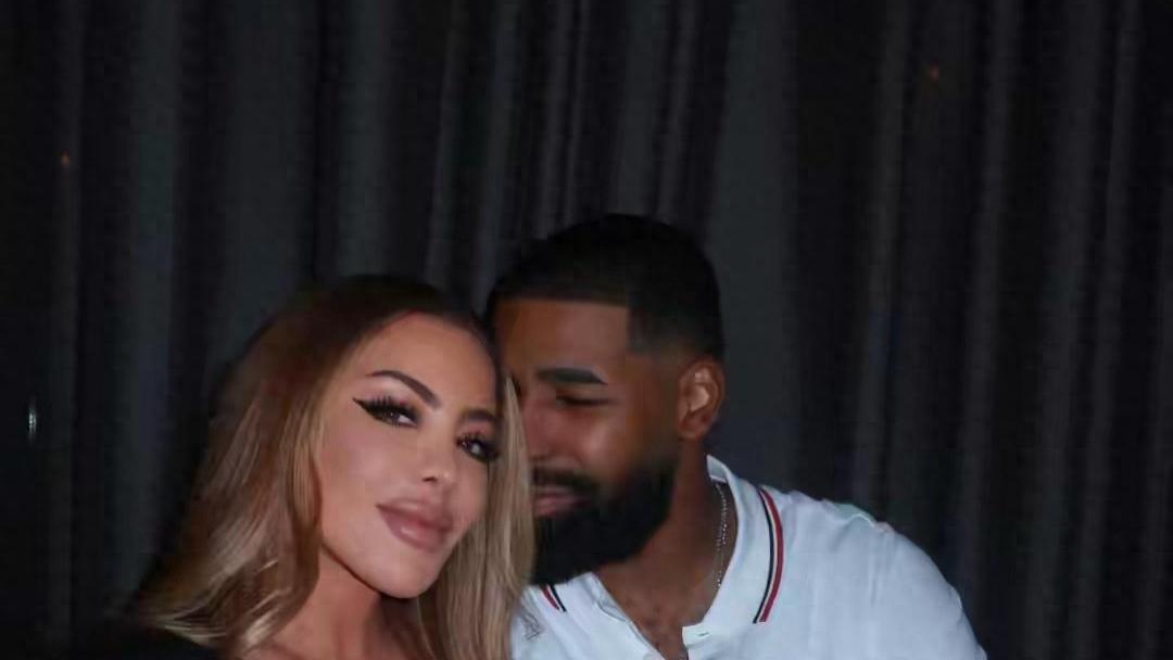 拉尔萨社媒秀恩爱，与男友科比恋爱一周年！