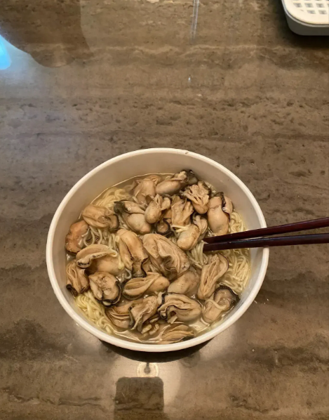 正准备睡觉，老婆帮我下的面，叫我吃了在睡
