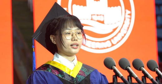 “看哭了！”近日山西，有一女孩出生就被遗弃，10岁时，养父患癌去世了，71岁邻居
