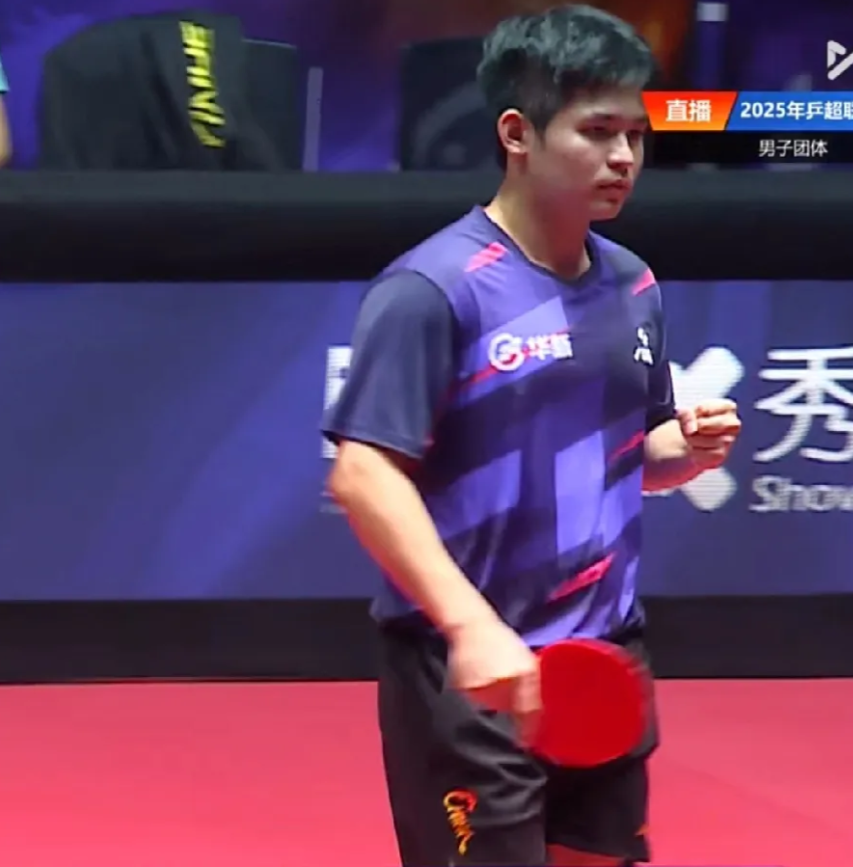 林诗栋遭遇削球手李天阳，
可以3-2逆风翻盘太惊喜。
林诗栋开局不适应打法输了，