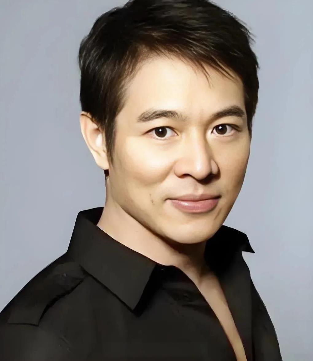 李连杰真是实打实的功夫巨星。他出身普通家庭，从小痴迷武术，在武校刻苦练习，凭借天