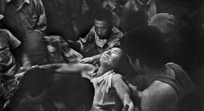 1976年毛主席、周总理、朱德三位伟人离世，是中国历史上极不平凡的一年。
说到毛