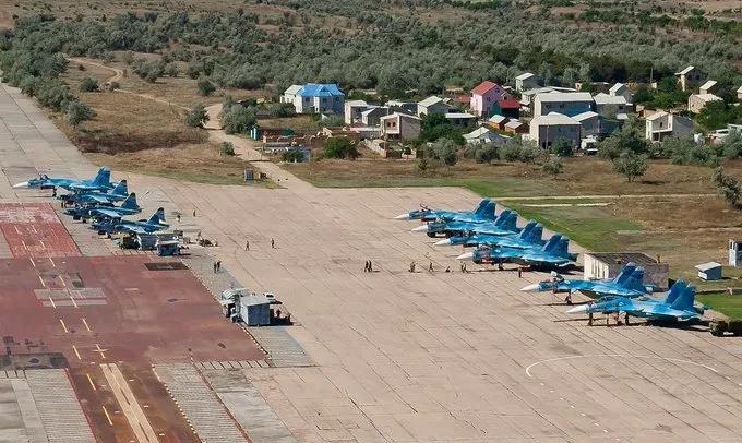 俄军在克里米亚的萨基空军基地遭到乌军无人机袭击，5架飞机被击中。其中，1架Su-