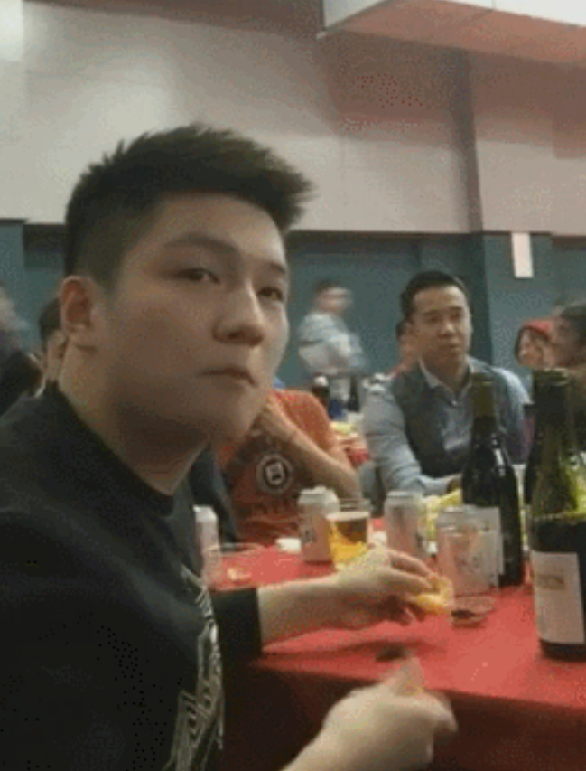 樊振东为何去了八一队，而不是留在广东队？吴敬平说了实话！

吴敬平直播说：
小胖