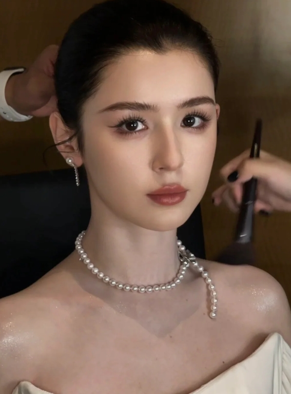 “长得不够漂亮”是娱乐圈最大的一场PUA话术！

曾经宋丹丹劝诫过杨紫不够漂亮不