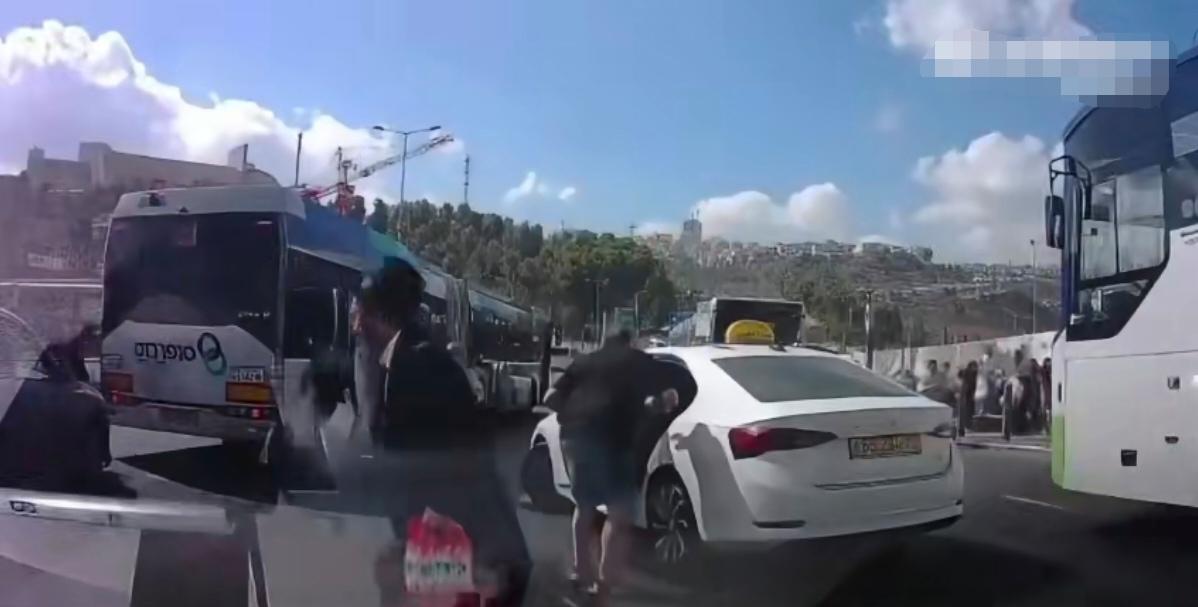 突发，9月8日10时15分以色列耶路撒冷一公交站发生恐怖袭击，21岁的穆罕默德·