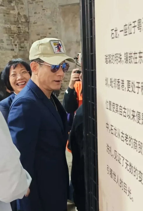 近日，有网友幸运地在东莞老家偶遇了郭富城。令人意外的是，天王的祖屋显得有些破旧，