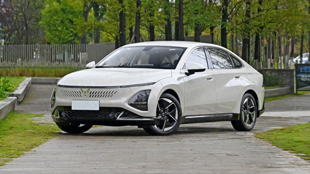 对标比亚迪秦PLUS，五菱星光性价比如何？选哪款好？