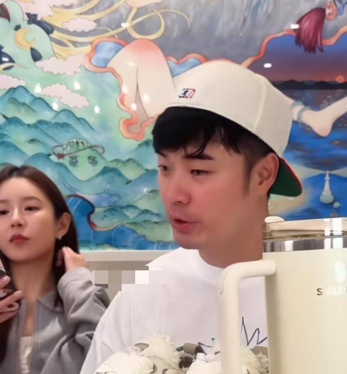 陈赫直播时吐槽鹿晗！[偷笑][偷笑][偷笑][偷笑][偷笑]
昨天陈赫直播时大家