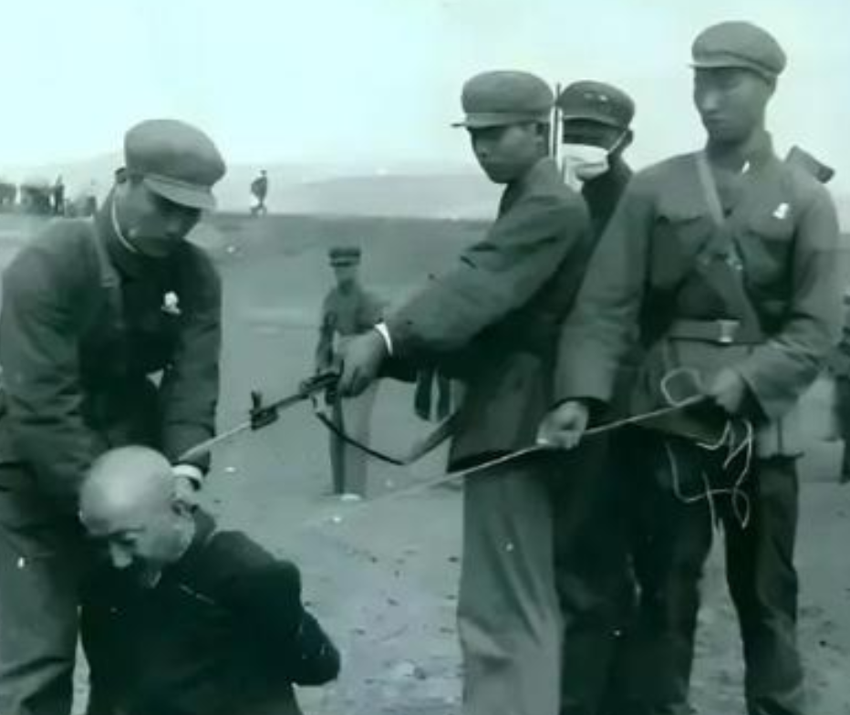 1950年，解放军剿匪追到了尼姑庵，在尼姑庵搜了一遍后，并未发现土匪，一个战士忽