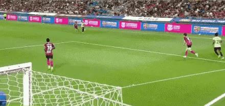 从这球看亚马尔真的被吹的太高了
能被首尔FC球员在右侧断球导致丢球？
就这还想踢