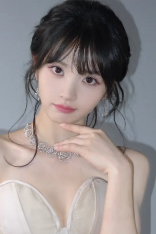  田曦薇端午美照惊艳 抹胸长裙置身花海纯欲感拉满