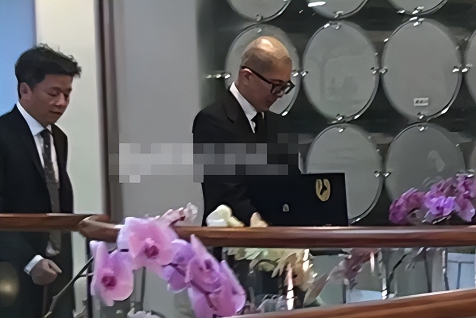 3月15日上午，大S的葬礼在台北金宝山墓地正式举行，场面哀伤而肃穆。她的丈夫具俊