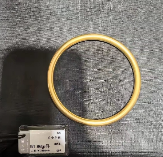 我和男朋友恋爱半年了，今天逛金店时，我想让他给我买个50克的金手镯。可他说太贵了