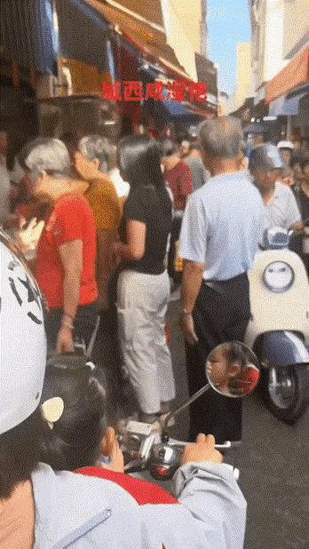 《咸猪手》
人老还当咸猪手，
大庭广众不知丑。
儿女亲戚如看到，
…………？
拋