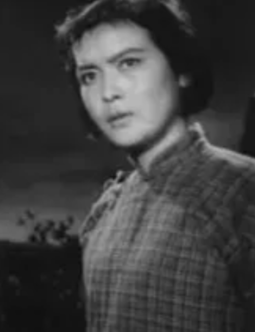 她是七十年代八一厂厂花，一婚嫁农村兵，二婚嫁影迷，52岁早早离世，她的一生令人赞