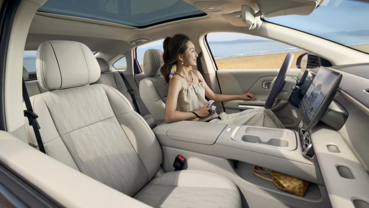 年底买车别急，10万块买纯电轿车，先算清这笔账再决定