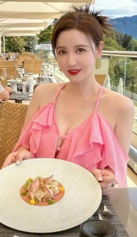 怪不得张萌能嫁豪门。
这身材，哪一个男人看了不迷糊。
嫁给知名制作人，还是一婚，