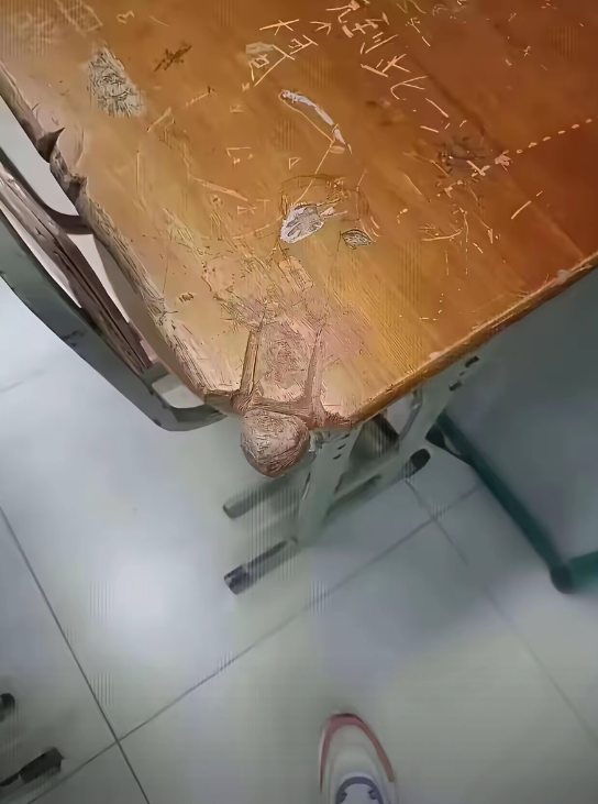 现在的学生不好好学习，就喜欢刻桌子