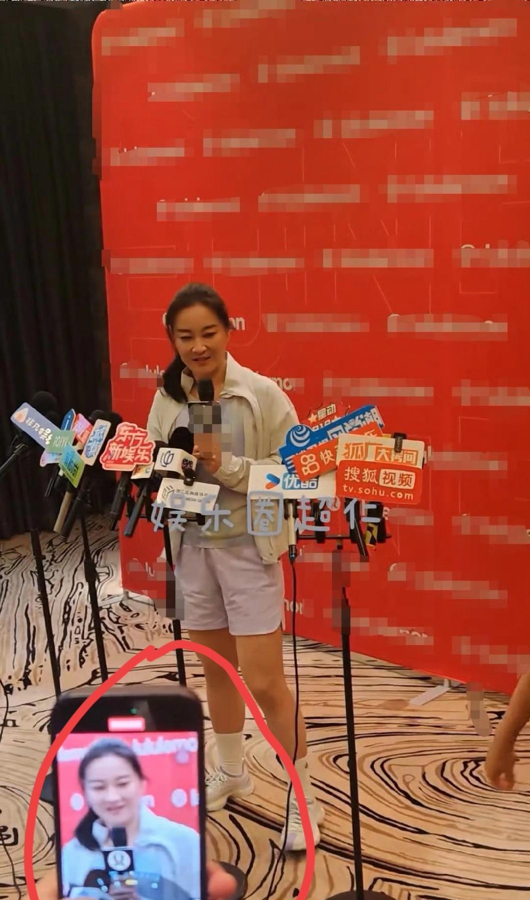 明星确实不容易
明明贾玲已经减肥成功变成正常身材了
没想到营销号直接暴露她
上镜