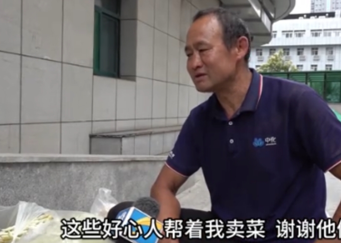 好暖心！山东，一男子在医院陪护患癌症的妻子，发愁地里的菜再不卖就要烂掉了，医护人