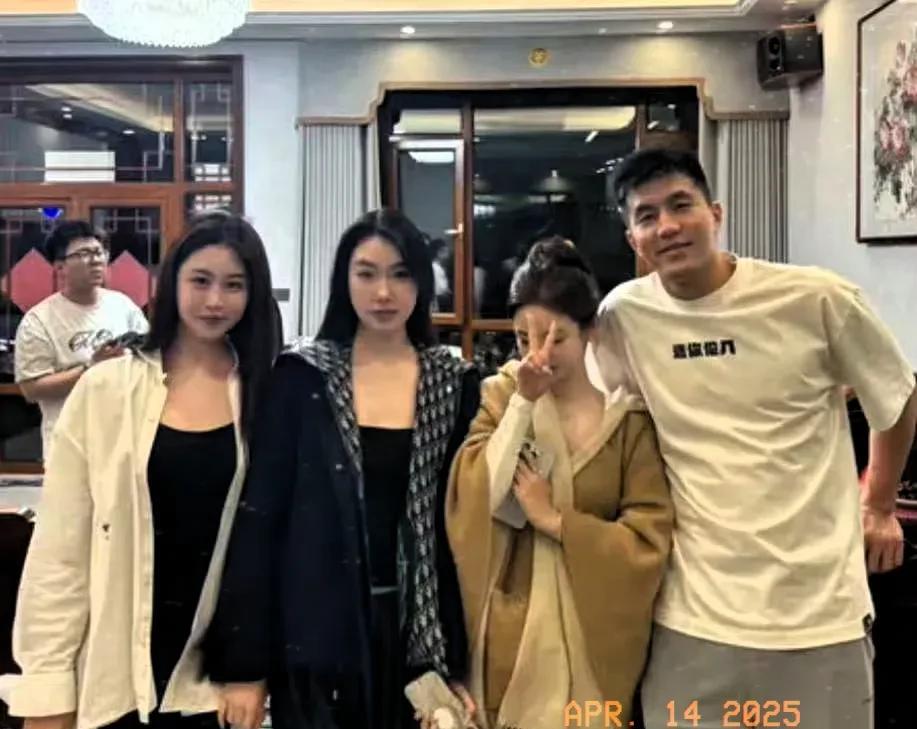 郭艾伦在假期和美女合影，眼伤痊愈，不知道是否关注老东家比赛，辽宁G1加时险胜新疆