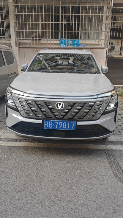 提车半个月，说一下感受。
1.车的油耗比三代低了，上班基本上市区跟高架，来回50