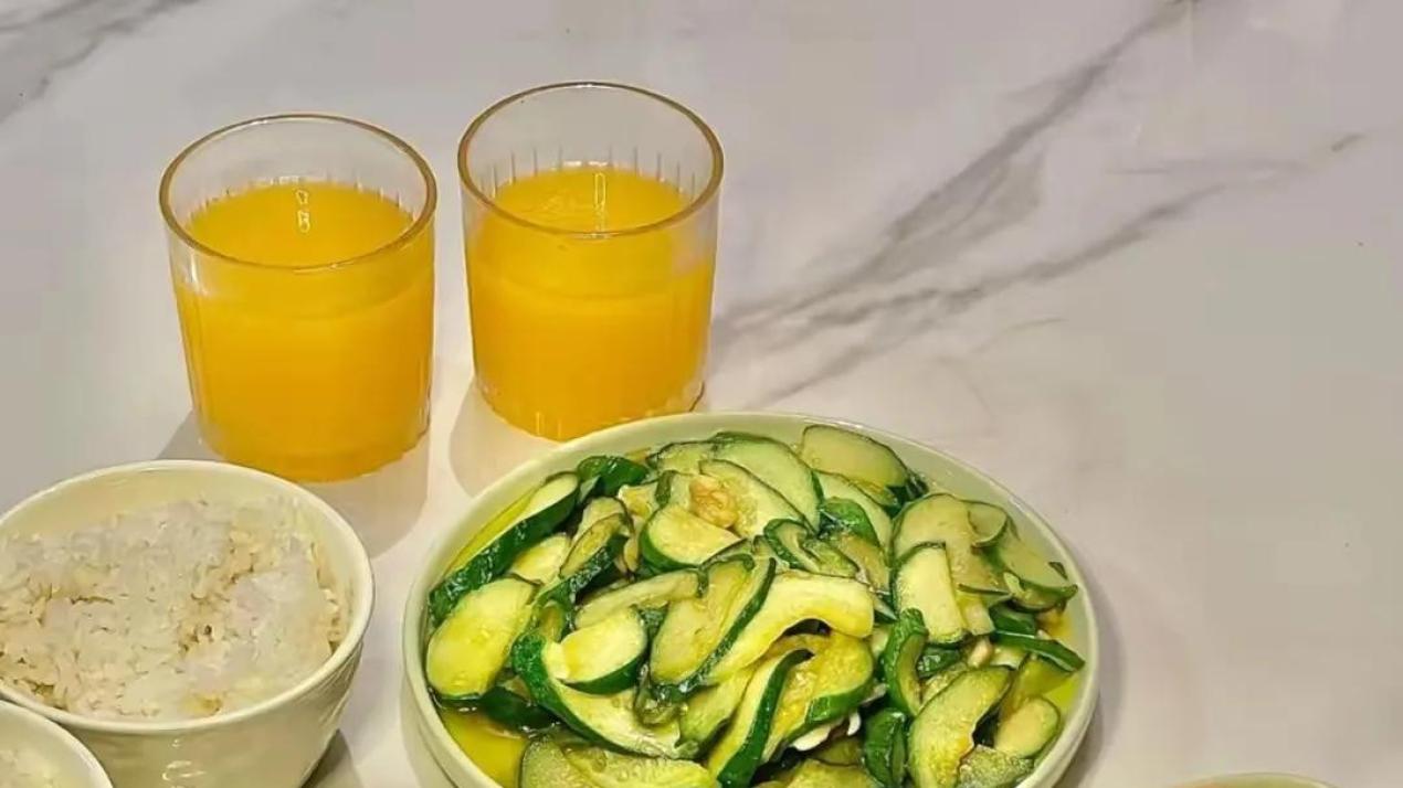 来我家吃饭吧，一吃一个不吱声，因为都在埋头干饭