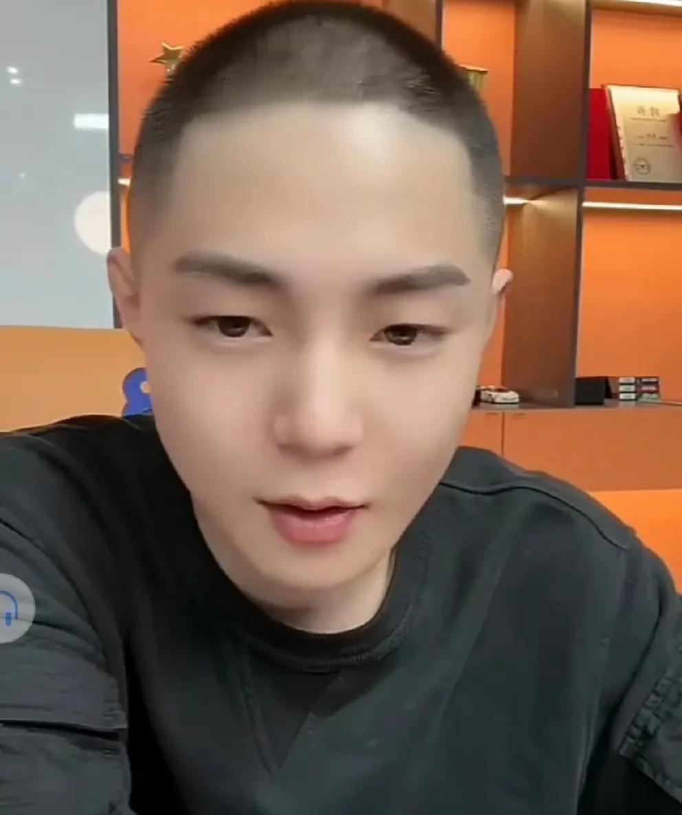 ！“果冻”熟用网络热门梗，高迪吐槽：网速比我快一天。
             