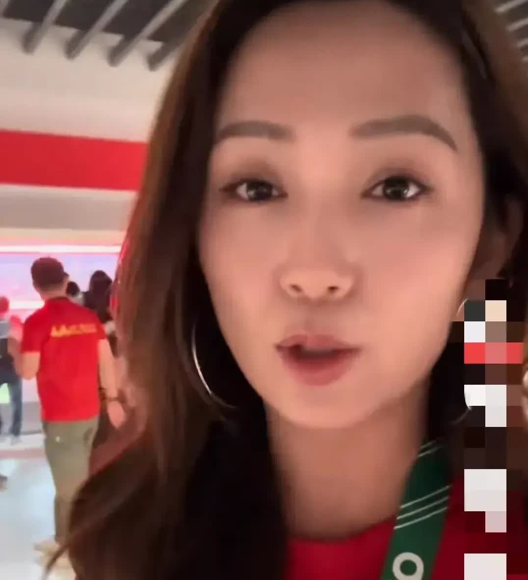 为什么现在都不骂国足了?

一漂亮小姐姐现场随机采访球迷，让骂一句国足，结果