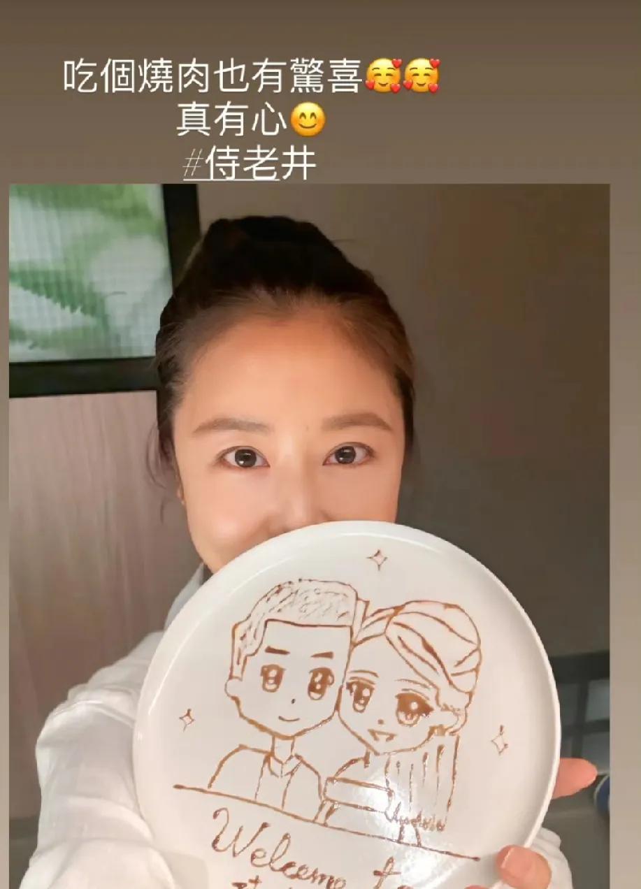 近日，林心如晒出和霍建华的人物画，并配文：“吃个燒肉也有惊喜，真有心”
两人去侍