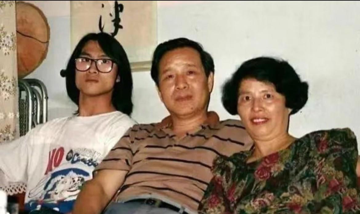 汪峰老师的生活照，父母与子女。
家庭条件蛮好的，父亲一看就是官员
他这长相随了谁