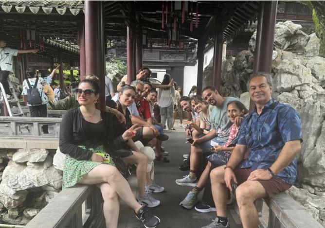 得知国家被袭击，上海一伊朗旅游团欢声笑语秒变泪崩现场，后续他们决定分批回国，导游