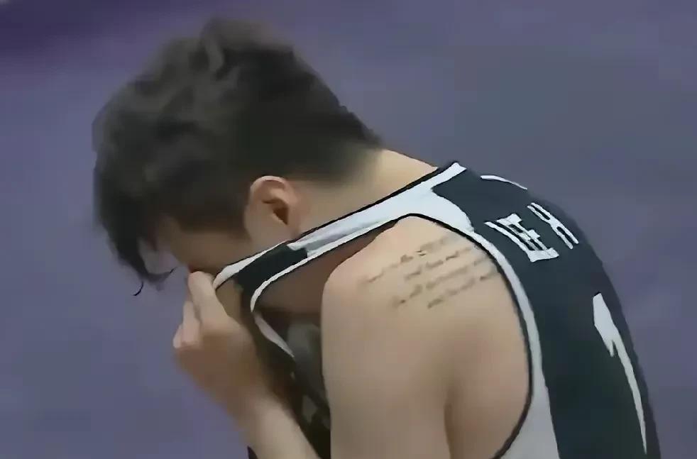 输掉比赛韩国男篮被中国男篮打哭了！哭的原因竟然是因为！
昨天看了男篮亚洲杯中韩对