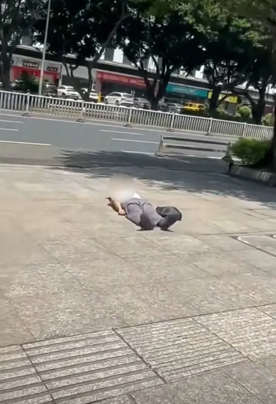 【36℃高温老人倒地之后：一段没拍全的视频，一场没说完的人心】近日，一段老人倒地