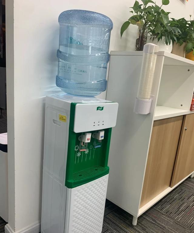 老家邻居咨询我，是买饮水机还是买电水壶。我推荐他买电水壶，烧水速度快，干净卫生还