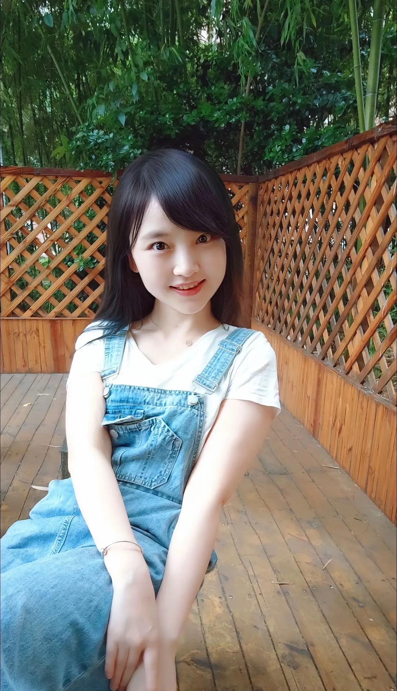 #我的摄影日记#
《观照随感》
竹影围廊映素裳，青衿浅坐意悠长。
初逢若梦情如旧