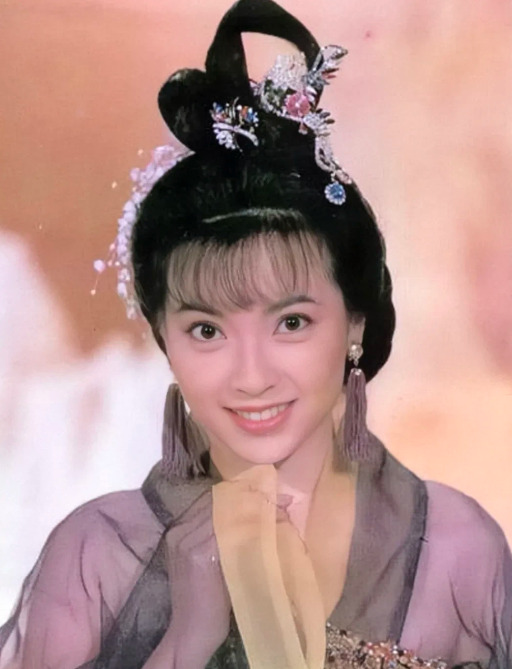 傅明宪的浮沉人生











曾经红极一时的女星傅明宪，嫁给富豪叶剑波