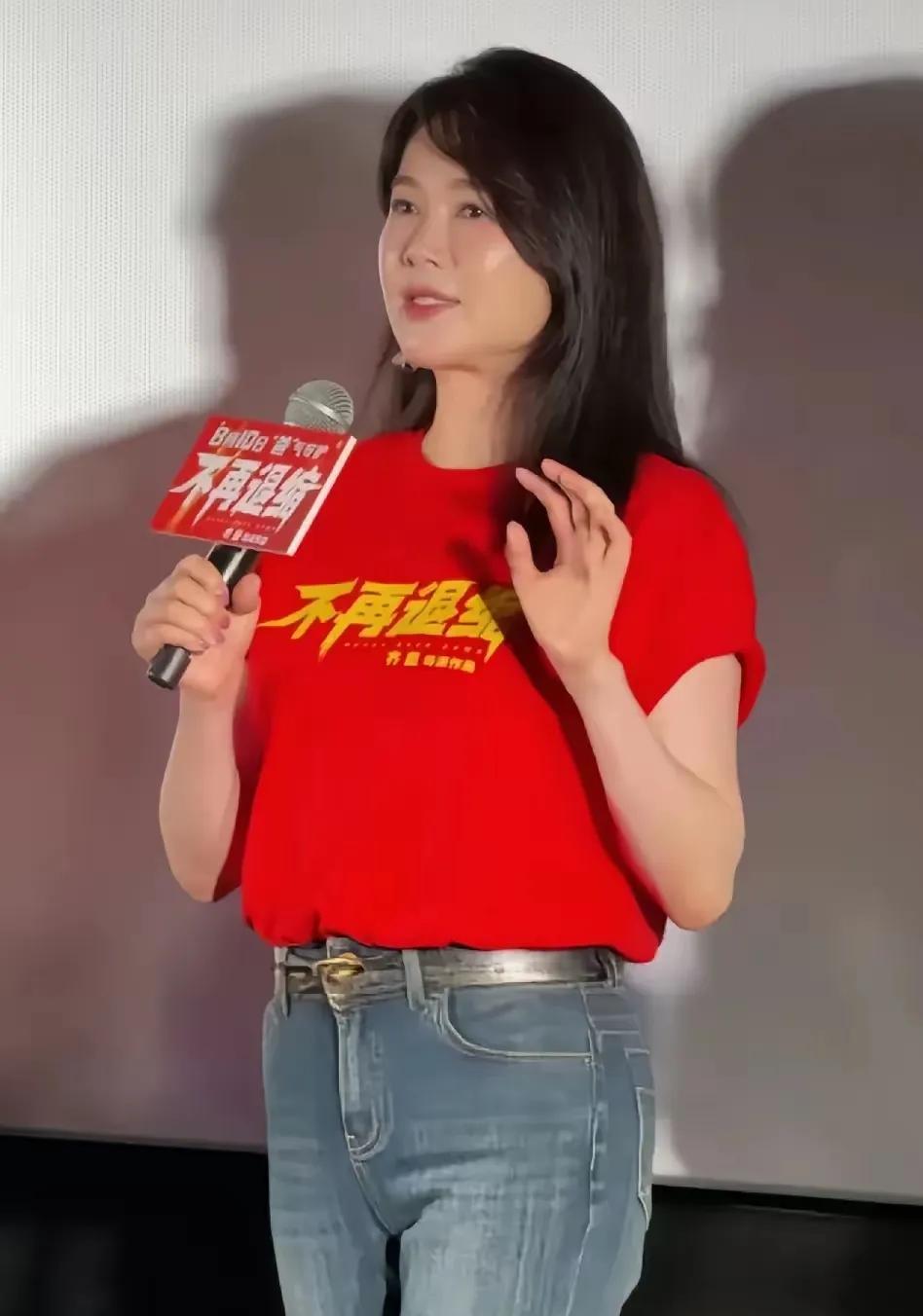 我的天哪！这还是那个清秀，知性的左小青吗？这简直就是一个跳广场舞的大妈啊！
不知