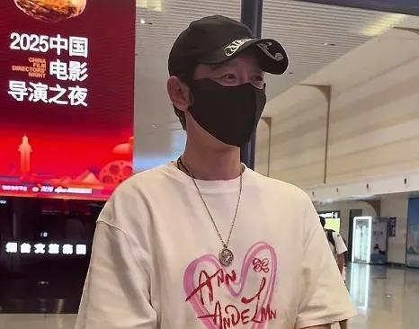 2025中国电影导演之夜7月15日在烟台璀璨启幕，这场电影界的年度盛事汇聚了中国