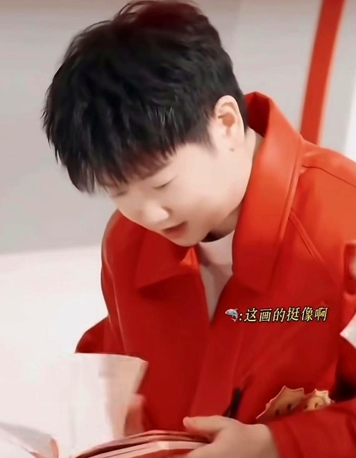发现了吗？

莎莎情商特别高。
在节目里，男主持人给了她一本书，莎莎翻开来看了一