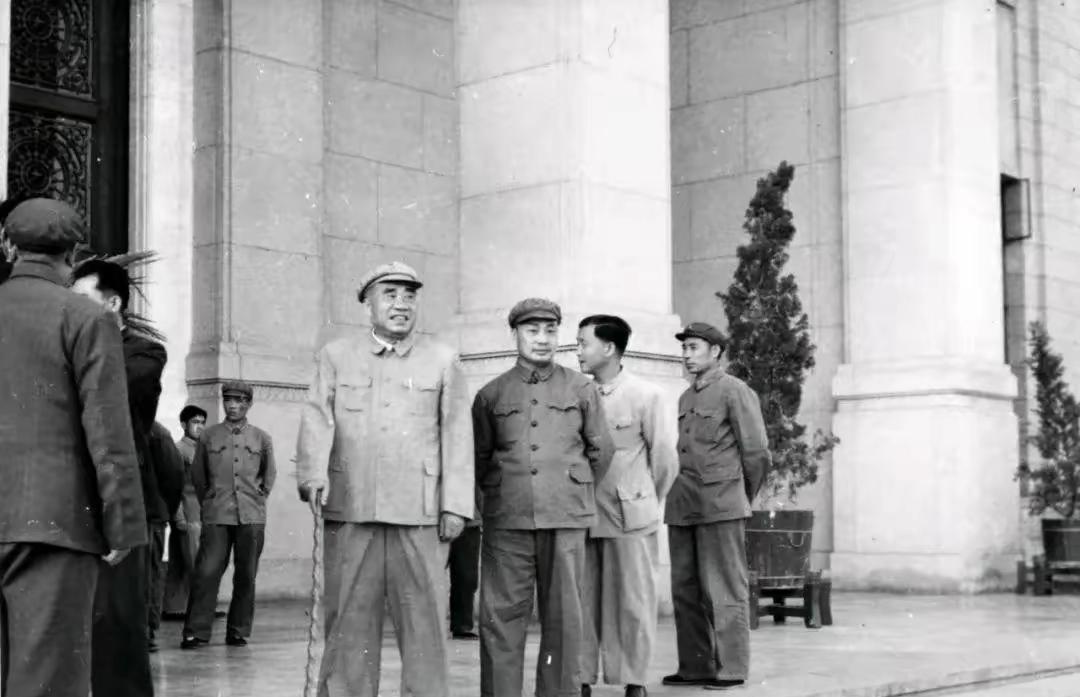 这张1959年的老照片，每次看都太戳人了！朱德老总拄着拐杖站在新落成的军博大楼前