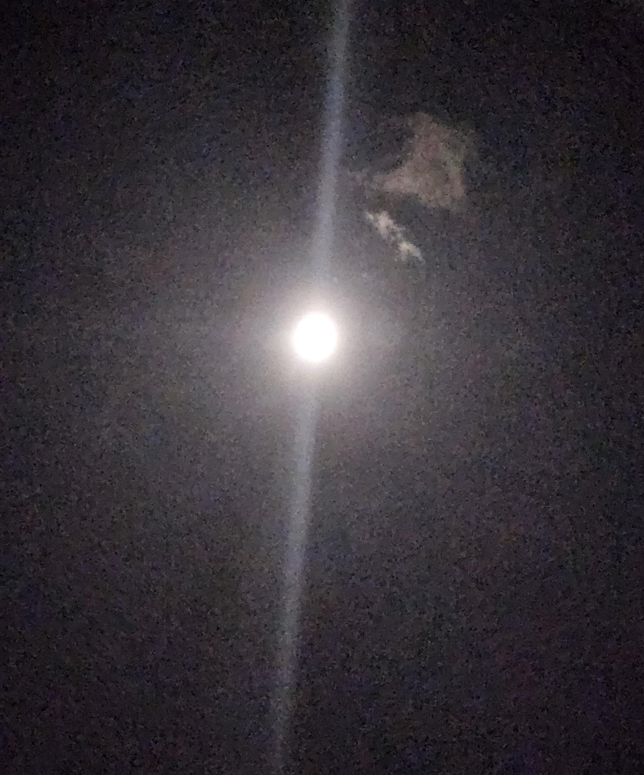 说是今天晚上十一点后有红月亮，已经十二点了，月亮还是白的。小朋友说让我十二点喊他