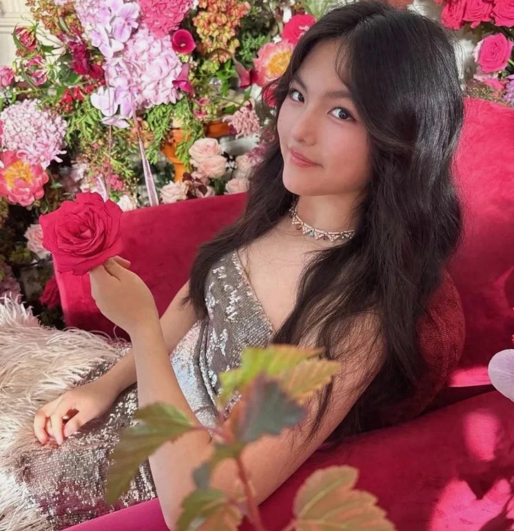 李湘女儿王诗龄怎么总是穿出和自己实际年龄不符的风格啊！
 
五官还是没得说，看一